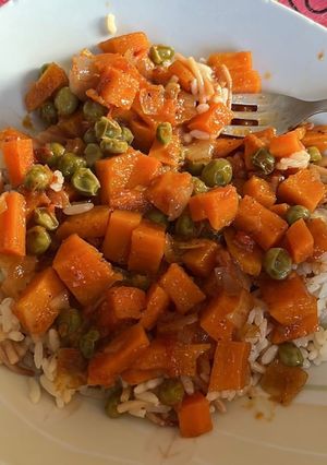 A picture of Peas & carrots with rice.