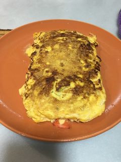 Una foto de Tortilla rellena de tomate, atún, pimiento y champiñones
