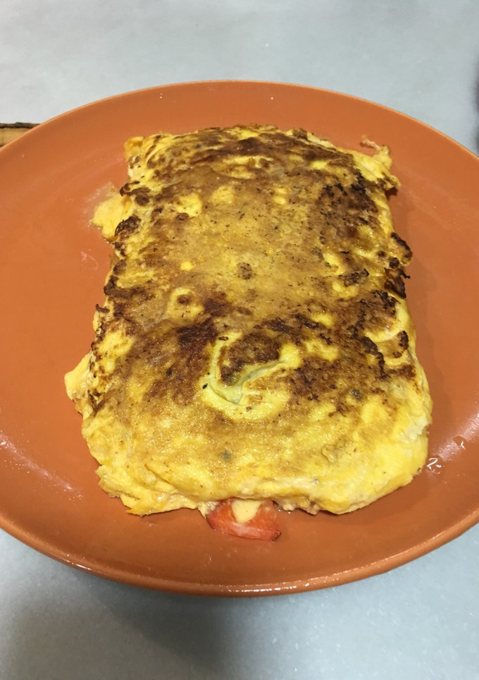 Una foto de Tortilla rellena de tomate, atún, pimiento y champiñones