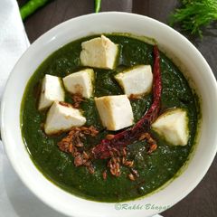 A picture of Palak paneer.