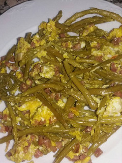Una foto de Revuelto de espárragos trigueros con ajo y jamón
