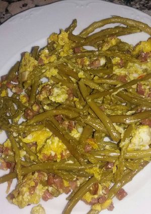 Una foto de Revuelto de espárragos trigueros con ajo y jamón
