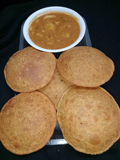 बेड़मी पूरी और आलू की सब्जी (Bedmi Puri aur Aloo ki sabzi recipe in hindi) रेसिपी मुख्य फोटो