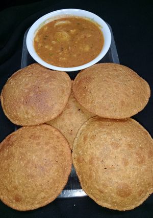 A picture of Bedmi Puri and Aloo Sabzi.