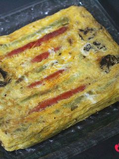 Una foto de Tortilla cuadrada de chistorra, espárragos y tomates secos
