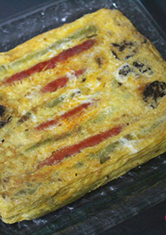 Una foto de Tortilla cuadrada de chistorra, espárragos y tomates secos