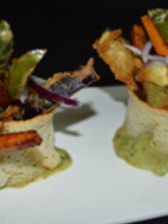 Una foto de Verduras crujientes sobre guacamole
