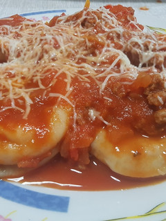 Una foto de Sorrentinos con salsa bolognesa