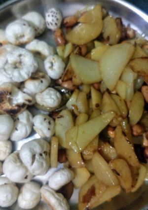 आलू मखाना (Aloo makhana recipe in hindi) रेसिपी मुख्य फोटो