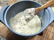 Una foto de salsa bechamel con jamón