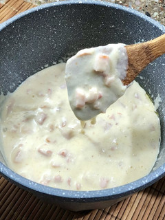 Una foto de 🍝🧀 Salsa bechamel de jamón y queso parmesano para pastas 🧀🍝