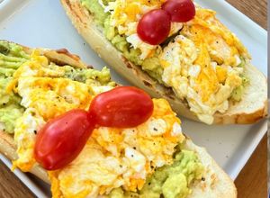 Foto de Tostas de Abacate com Ovos Mexidos e Tomate