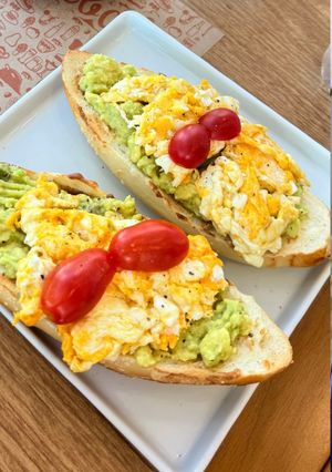 Foto de Tostas de Abacate com Ovos Mexidos e Tomate