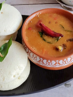 ઈડલી સાંભાર (Idli Sambhar Recipe In Gujarati) રેસીપી મુખ્ય ફોટો