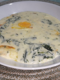 Una foto de Espinacas con bechamel, huevo y queso