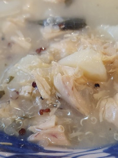 Una foto de Caldo blanco de pollo con quinoa