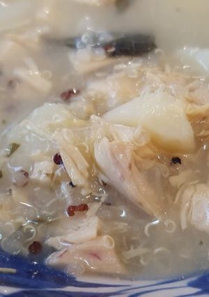 Una foto de Caldo blanco de pollo con quinoa
