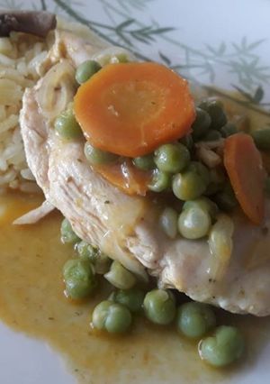 Una foto de Pechuga de pollo arvejado y arroz con champiñón