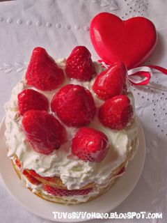 Una foto de Layer Cake de manzanas y fresas para "San Valentín"