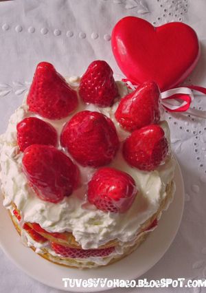 Una foto de Layer Cake de manzanas y fresas para "San Valentín"