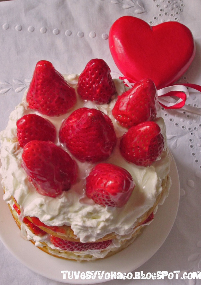 Una foto de Layer Cake de manzanas y fresas para "San Valentín"