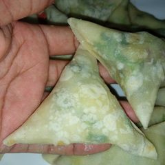 A picture of Samosa pockets.