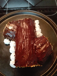 Una foto de Postre navideño. Tronco relleno de crema pastelera y cobertura de chocolate
