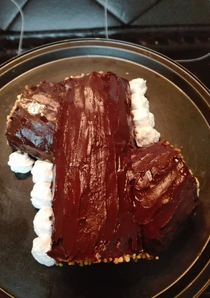 Una foto de Postre navideño. Tronco relleno de crema pastelera y cobertura de chocolate