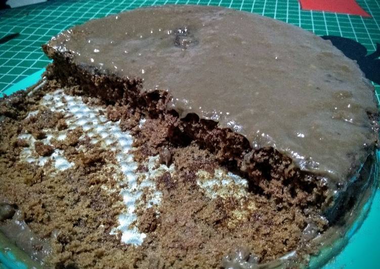 Bolo de chocolate com cobertura de brigadeiro