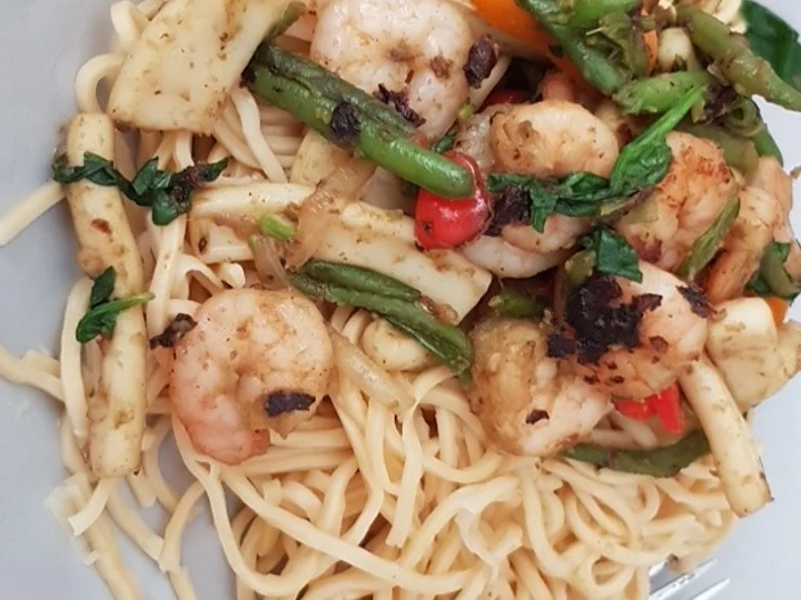 Easy Steps to Prepare Recipe My Garlic Stir fry King prawns &amp;amp; chopped Squid &amp;amp; Noodles that is So Delicious, Addictive}