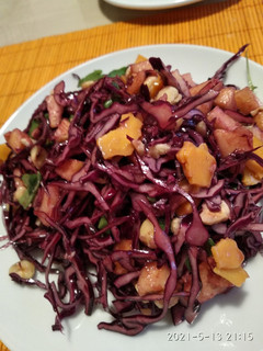 Una foto de Ensalada de lombarda y manzana