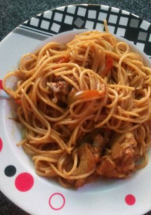 Una foto de Pasta con pollo y vegetales en salsa yakisoba. Con mi toque