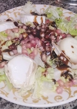 Una foto de Ensalada de escarola con granada y queso de cabra