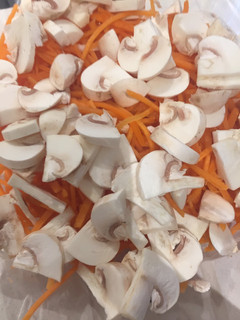 Una foto de Ensalada fresca de 🥕 y 🍄