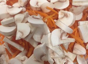 Foto principal de Ensalada fresca de 🥕 y 🍄