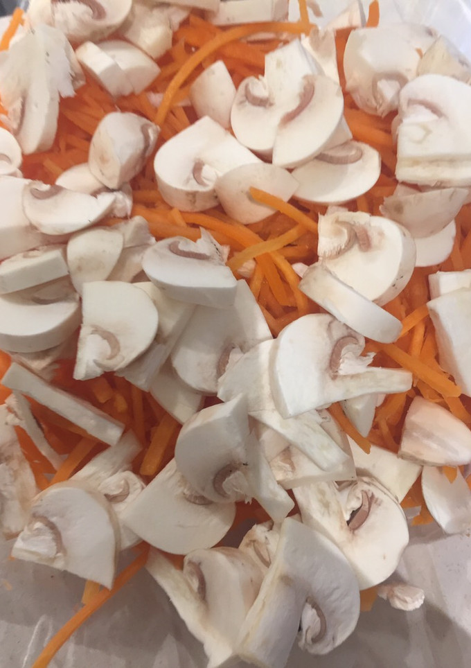 Una foto de Ensalada fresca de 🥕 y 🍄