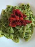 Farfalle con pesto di rucola, salsiccia di Norcia e pomodorini