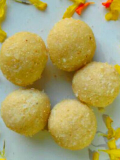 A picture of Instant Coconut ladoos.