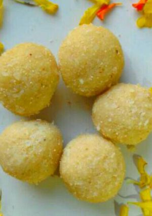 A picture of Instant Coconut ladoos.