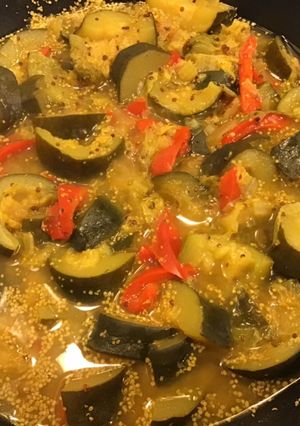 Une photo de Poivrons courgettes et chou kale à la moutarde à l'ancienne et curry