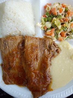 Una foto de Puré con asado y ensalada de salpicón de pollo