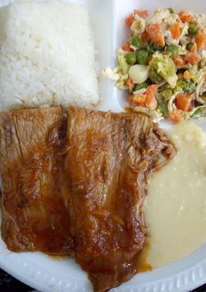 Una foto de Puré con asado y ensalada de salpicón de pollo