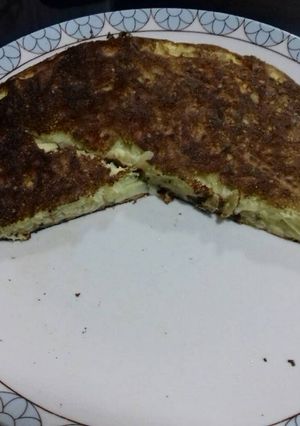 Una foto de Tortilla de papas, cebolla y carne molida
