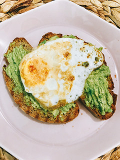 Una foto de Tostadas con guacamole y huevo a la plancha