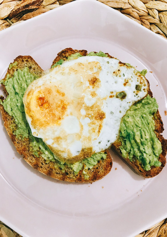 Una foto de Tostadas con guacamole y huevo a la plancha