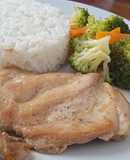 Pollo a la plancha con ensalada de brócoli y zanahoria