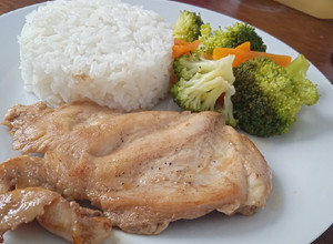 Una foto de Pollo a la plancha con ensalada de brócoli y zanahoria