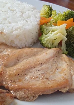 Una foto de Pollo a la plancha con ensalada de brócoli y zanahoria