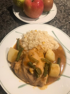Una foto de Muslos de pollo guisados con papas y ejotes