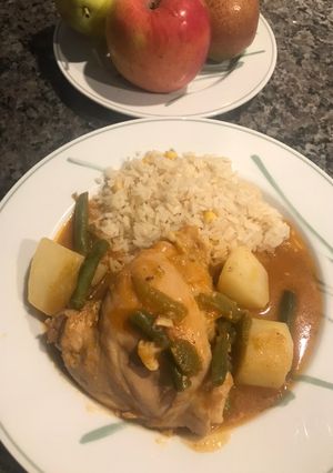 Una foto de Muslos de pollo guisados con papas y ejotes